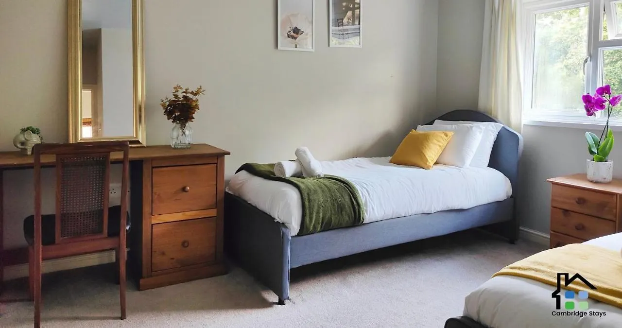 Cambridge Stays: Science Park Adjacent Home with Garden and Parking Holiday home