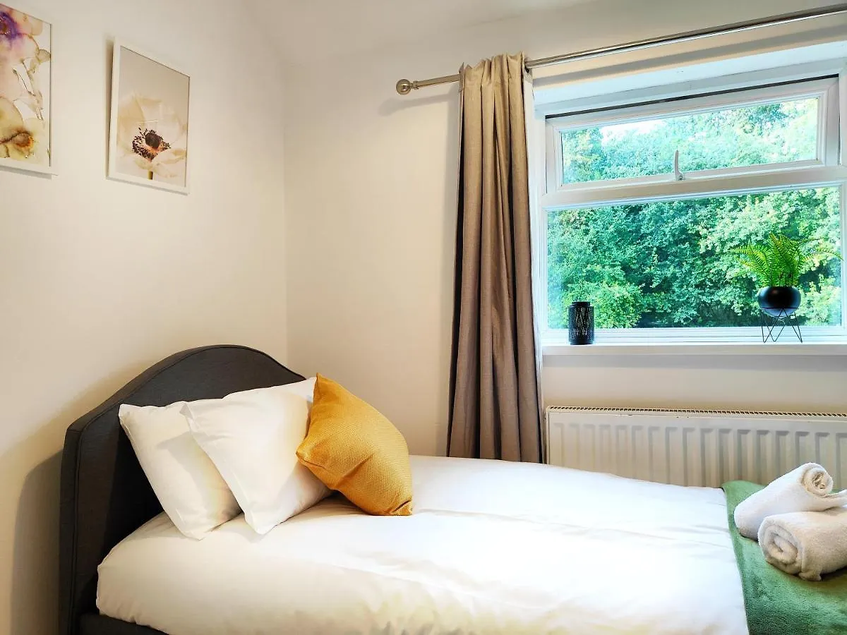 Cambridge Stays: Science Park Adjacent Home with Garden and Parking 0*, Cambridge (Cambridgeshire)